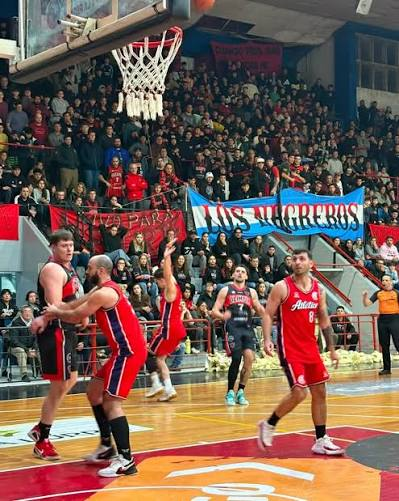 Tribuna de Olimpia durante un partido